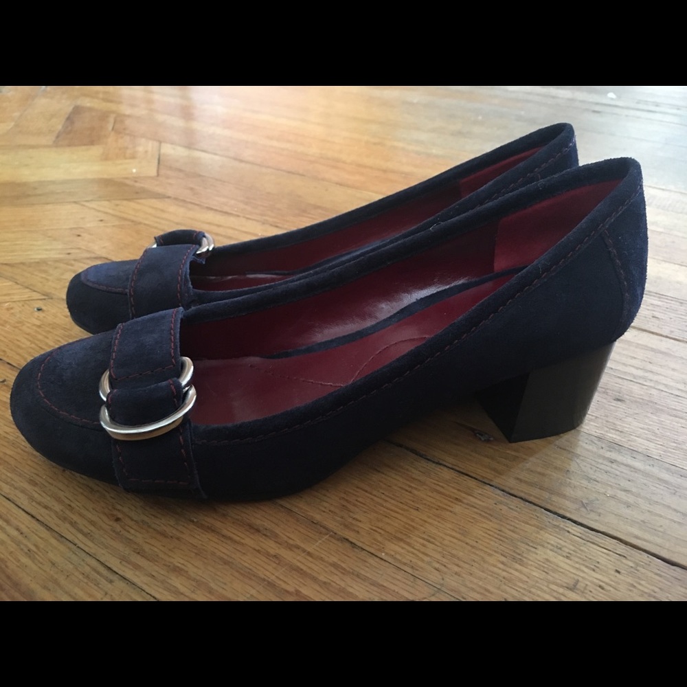 ENZO ANGIOLINI Navy pump.